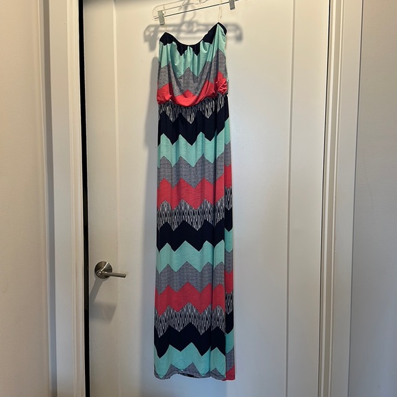 Trixxi Strapless maxi dress NWOT. Size S - Picture 2 of 5